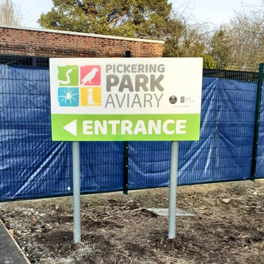 An image of the sign post at pickering park aviary in hull.